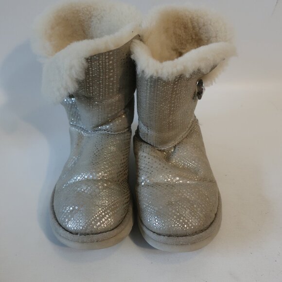 Womens Ugg S/N 1004774 Silver Metallic Suede Bailey Button Booties 7 - Picture 1 of 8